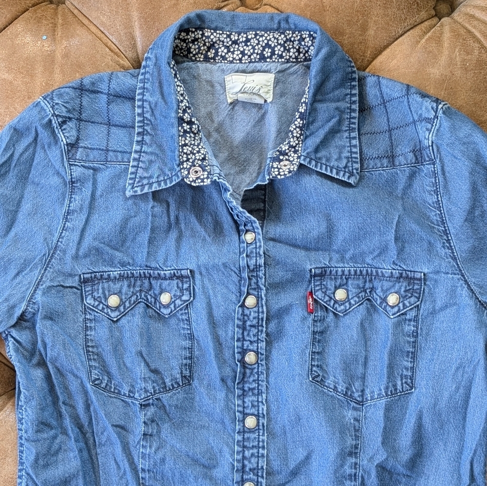 Levi's Women's Western Pearl Snap Denim Button-Up Shirt with Floral Trim Small - Picture 2 of 9